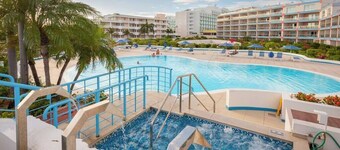 Grand Getaway - Royal Retreats at Maho Beach Studio