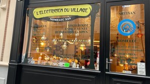 A storefront with a sign reading "L'ELECTRICIEN DU VILLAGE" and "NOMELEC SAS". - Studio in the heart of Montmartre (Paris)
