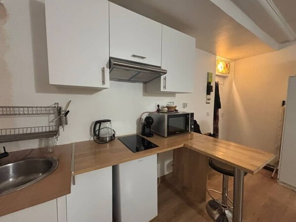 Frigorífico, microondas, placa de cocina y cafetera o tetera