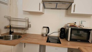 Kylskåp, mikrovågsugn, spishäll och kaffe- och tebryggare