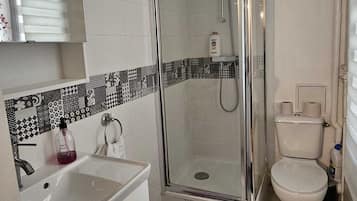 Secador de pelo, toallas, jabón y papel higiénico