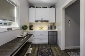 Refrigerador, microondas, parrilla de estufa y cafetera y tetera