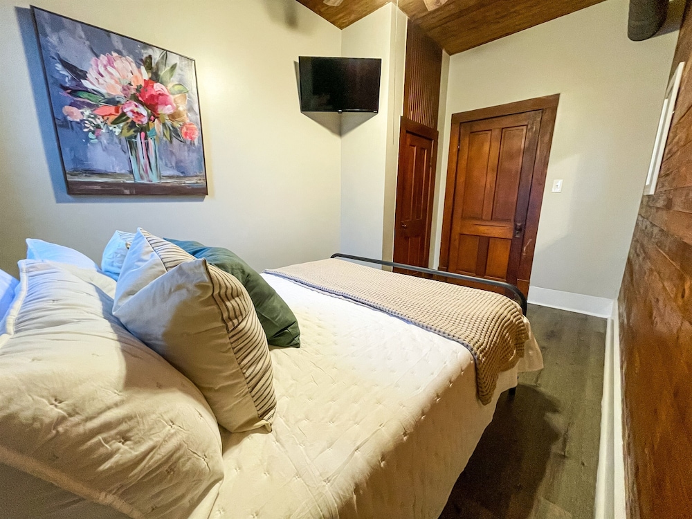 Pet Friendly Fenced Yard