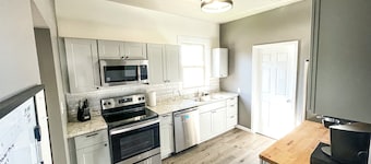 Pet Friendly - Fenced Yard - <1 mile from Purina