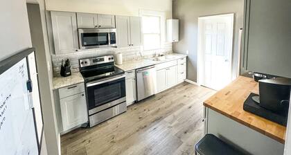 Pet Friendly - Fenced Yard - <1 mile from Purina