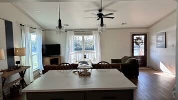 Una Smart TV, una impresora