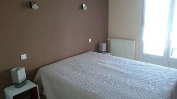 2 bedrooms, iron/ironing board