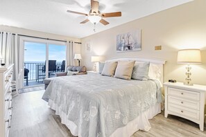 3 habitaciones, escritorio y tabla de planchar con plancha