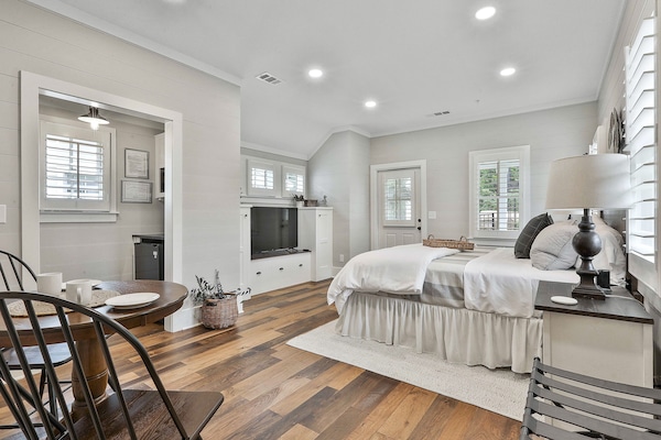 Luxury Cottage, 1 King Bed | 1 bedroom, Egyptian cotton sheets, premium bedding, down comforters