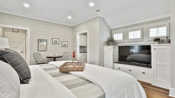 Luxury Cottage, 1 King Bed | Egyptian cotton sheets, premium bedding, down comforters, pillowtop beds