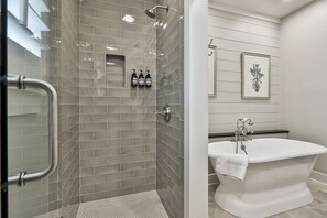 Cottage Mewah | Kamar mandi | Bathtub dan shower terpisah dan bathtub besar