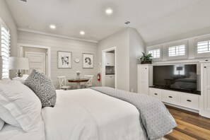 1 bedroom, Egyptian cotton sheets, premium bedding, down comforters