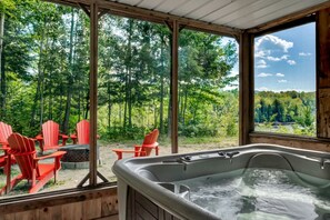 Indoor spa tub - The Rustik refugewith spa (Notre-Dame-de-Pontmain)