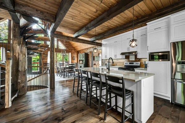 Réfrigérateur, four à micro-ondes, un four, surface de cuisson