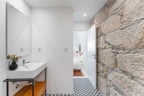 Shower, hair dryer, towels, toilet paper - Classic Charm in Porto City (Porto)
