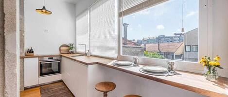 ثلاجة، فرن، موقد طهي مسطح، غسالة أطباق