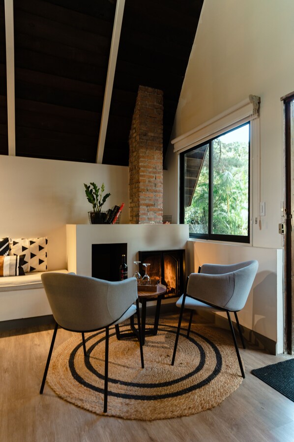 Chalet | Aire de séjour | Téléviseur à DEL de 42 po avec télévision par câble, téléviseur, Netflix