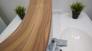 Chuveiro, secador de cabelo, toalhas de banho 