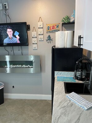 Fridge, microwave, coffee/tea maker, toaster - BEST BEACH LOCATION 1 Bedroom w KING BED,Htd POOL 2 FIREPLACE 2 TVs FREE PARKING (Clearwater)