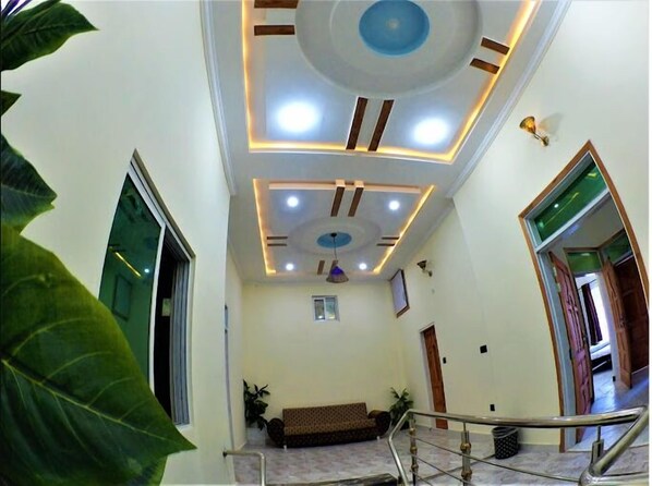 32 インチの液晶テレビ (衛星放送視聴可)、テレビ