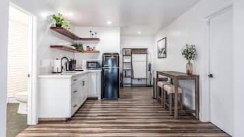 Kamar | Dapur pribadi | Lemari es besar, microwave, mesin pembuat kopi/teh, dan ketel listrik