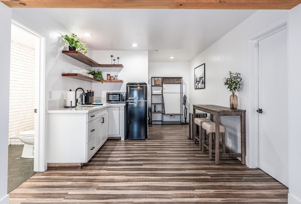 Zimmer | Eigene Küche | Großer Kühlschrank, Mikrowelle, Wasserkocher mit Kaffee-/Teezubehör