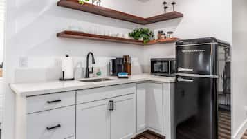 Kamar | Dapur kecil pribadi | Lemari es besar, microwave, mesin pembuat kopi/teh, dan ketel listrik