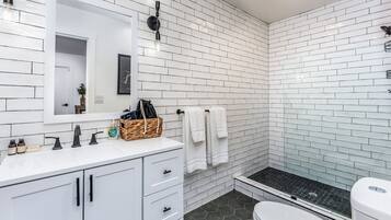 Kamar | Kamar mandi | Shower, pengering rambut, jubah mandi, dan handuk