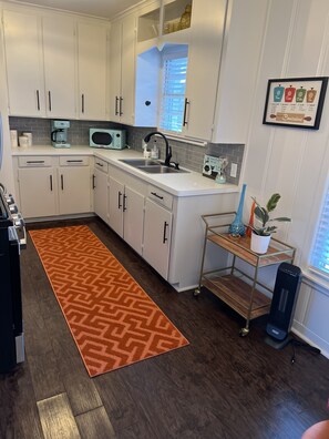 Jääkaappi, mikroaaltouuni, uuni, liesi