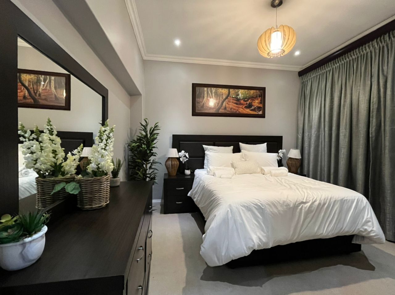 Habitación Deluxe | Decoración personalizada, muebles diferentes y escritorio 