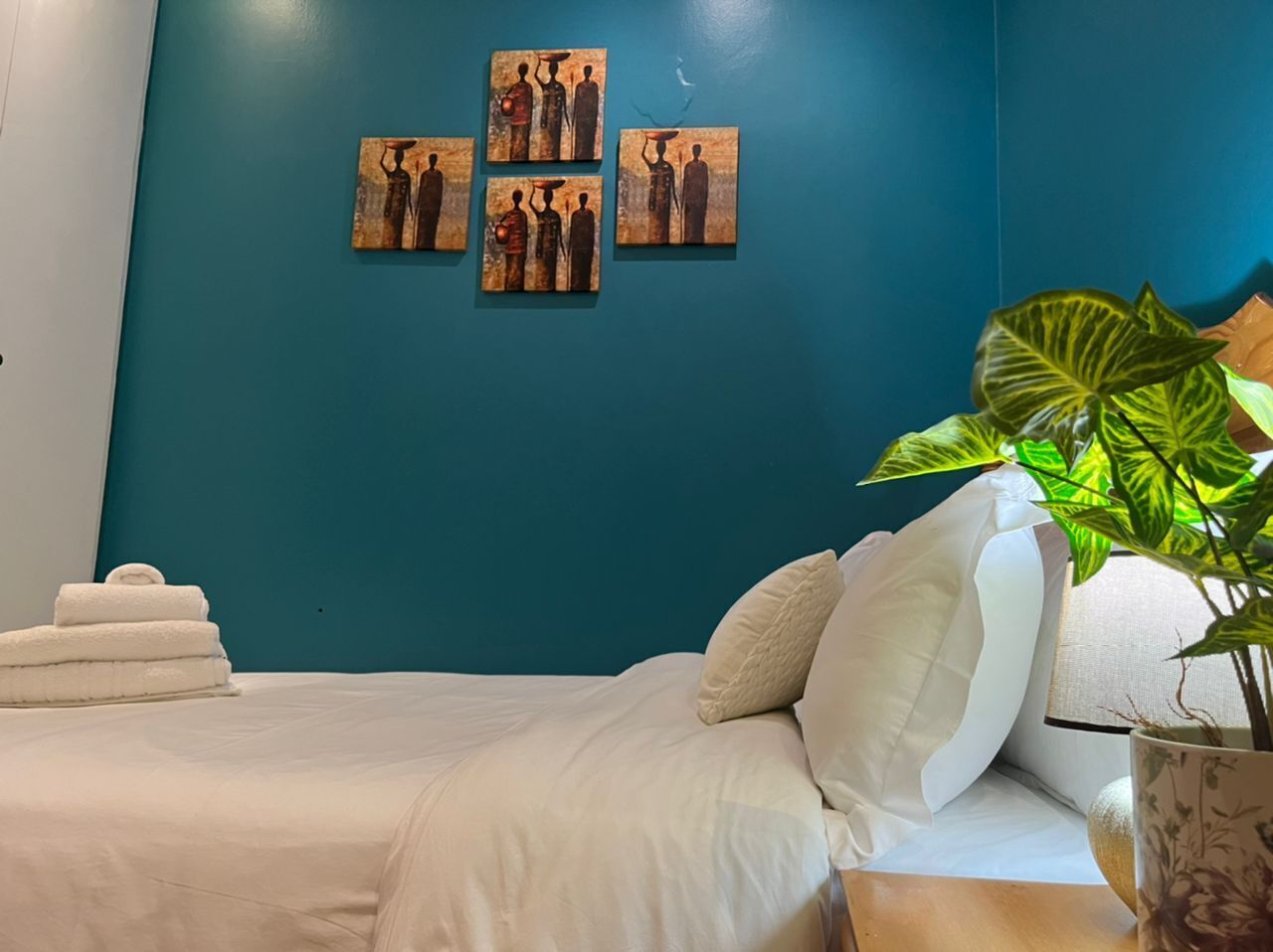 Habitación doble, baño compartido | Decoración personalizada, muebles diferentes y escritorio 