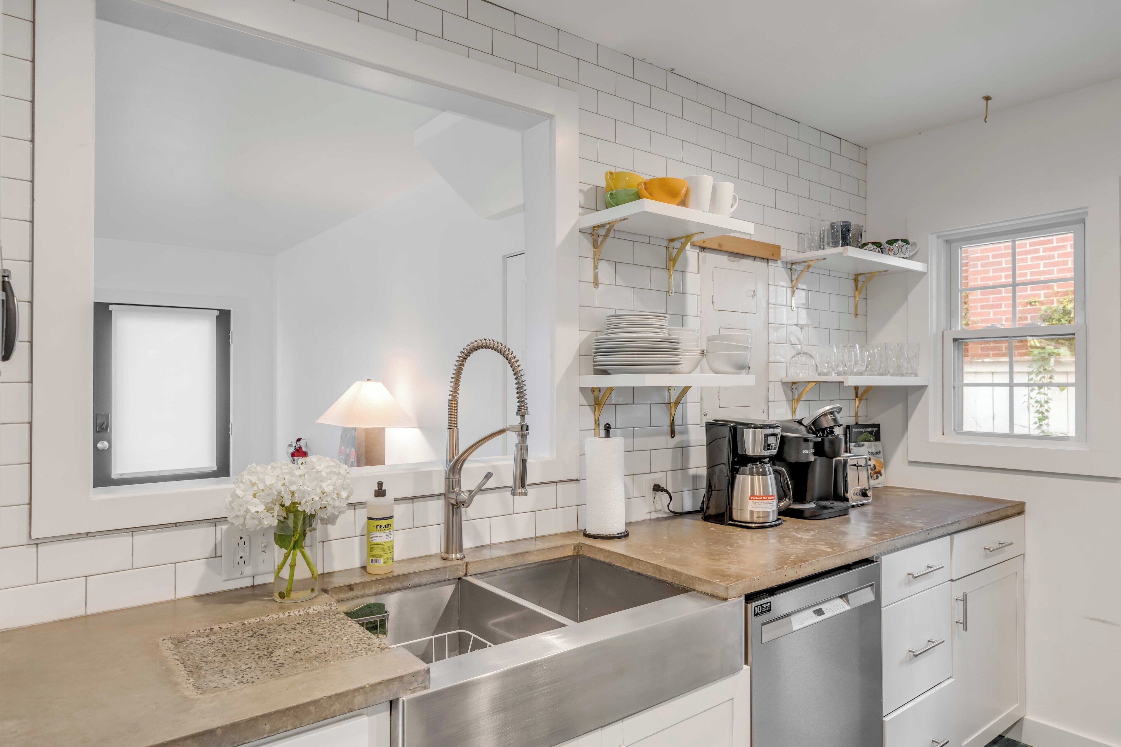 Mikrobølgeovn, ovn, kokeplater og oppvaskmaskin