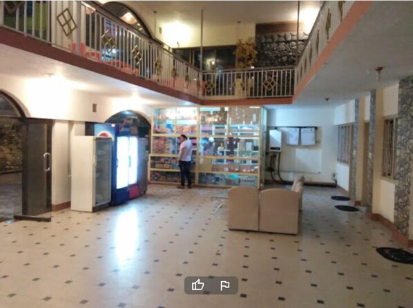 Lobby sitting area - Hotel Mehran (Murree)