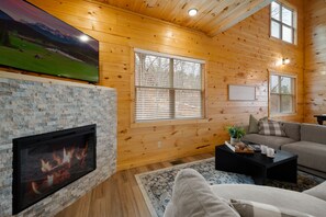 Smart TV, fireplace, video games, foosball - Relaxing cabin retreat: pool, hot tub & game room—close to all in Pigeon Forge (Sevierville)