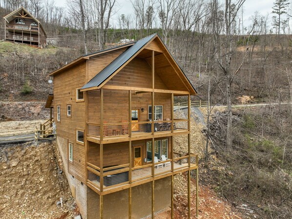 Exterior - Relaxing cabin retreat: pool, hot tub & game room—close to all in Pigeon Forge (Sevierville)