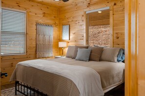 3 bedrooms, free WiFi, bed sheets - Relaxing cabin retreat: pool, hot tub & game room—close to all in Pigeon Forge (Sevierville)