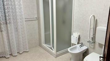 Dusche, Haartrockner, Bidet, Handtücher