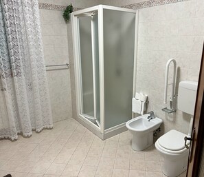 Ducha, secador de pelo, bidet, toallas
