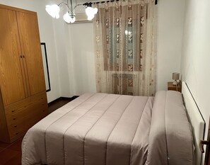 3 habitaciones, escritorio, tabla de planchar con plancha y wifi gratis 