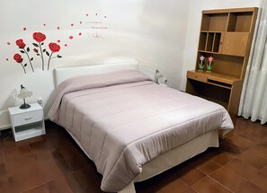 3 habitaciones, escritorio, tabla de planchar con plancha y wifi gratis