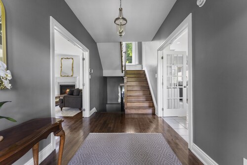 Classy Estate with Views + Walk to the Neat Café (10 min to Calabogie!)