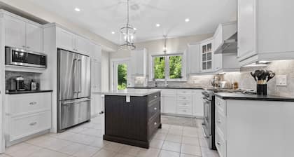 Classy Estate with Views + Walk to the Neat Café (10 min to Calabogie!)