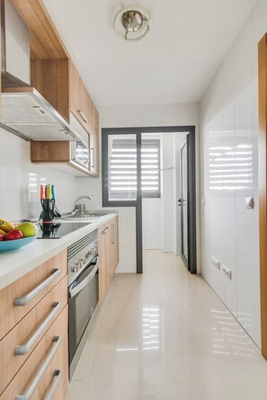 Mikrobølgeovn, ovn, kokeplater og kaffetrakter/tekoker