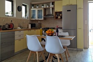 Réfrigérateur, four à micro-ondes, un four, cafetière-théière