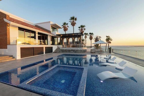 10 Bdrm/22 guests Oceanfront Villa with pano views