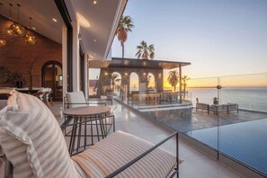 Outdoor dining - 10 Bdrm/22 guests Oceanfront Villa with pano views (La Paz)