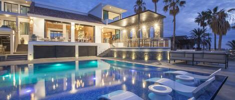 Lämmitetty uima-allas