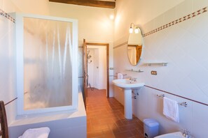 Secadora de cabello, bidet, toallas, jabón