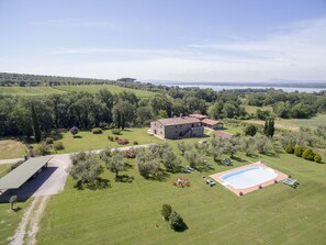 Exterior - Il Castello Apartment in Farmhouse with swimming pool overlooking Lake Trasimeno (Umbria)