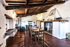 Interior - Il Castello Apartment in Farmhouse with swimming pool overlooking Lake Trasimeno (Umbria)